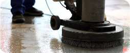 Monobrosse en action pour le lavage d’un sol